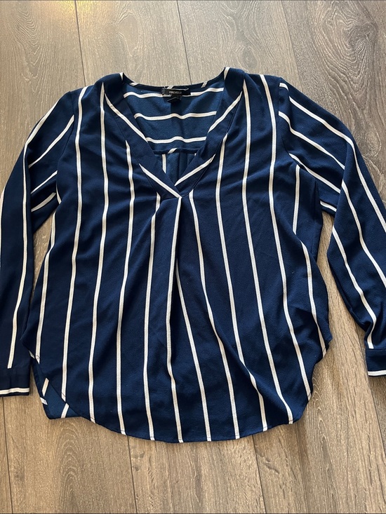 Forever 21 Tops - 5/$25 Forever 21 Womans Navy Blue Striped V-Neck Blouse size medium